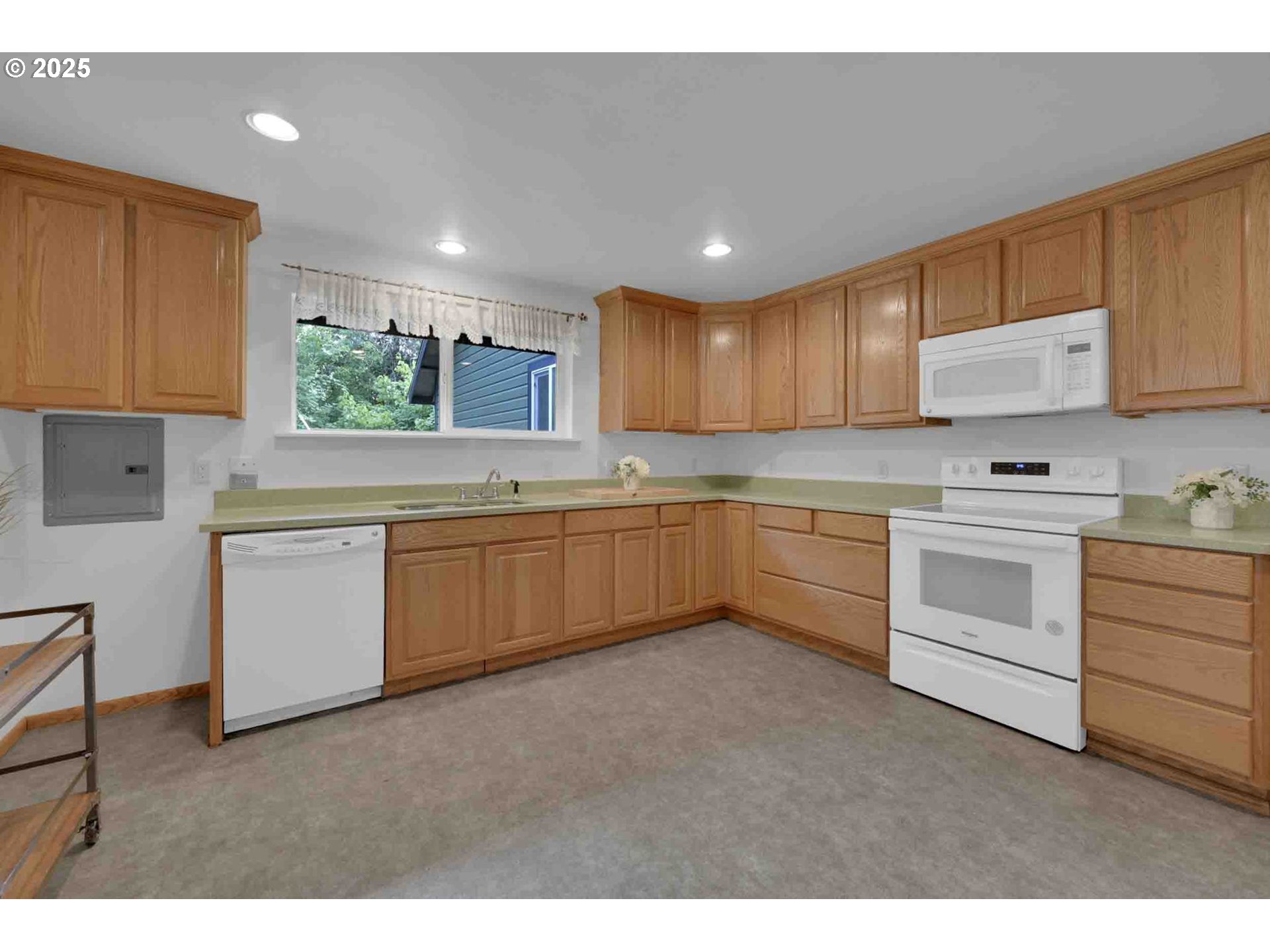 89452 Demming Road Elmira, OR 97437 - Photo 13 of 42 Gallery Image 13