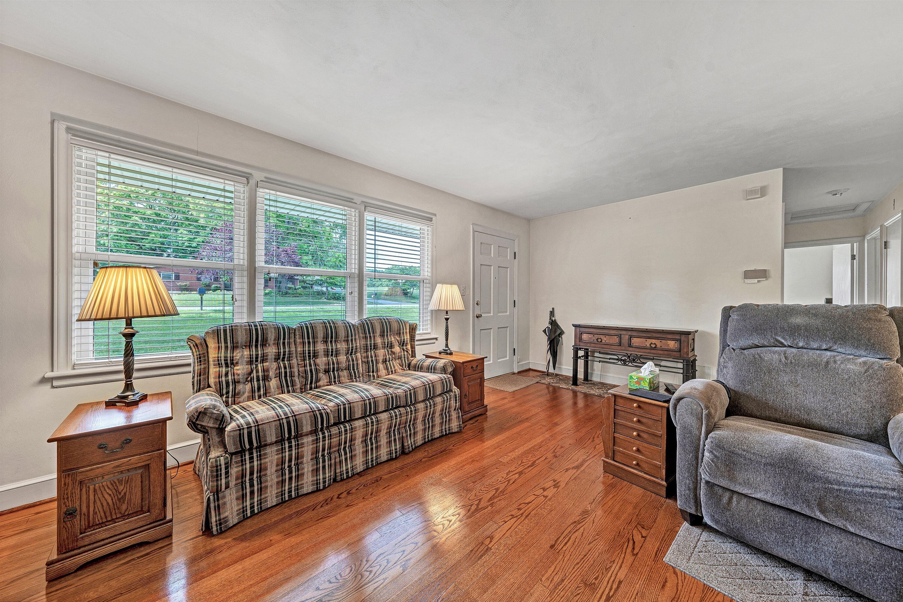 6915 Tinkerdale Road Roanoke, VA 24019 - Photo 3 of 18 05-DSC00406