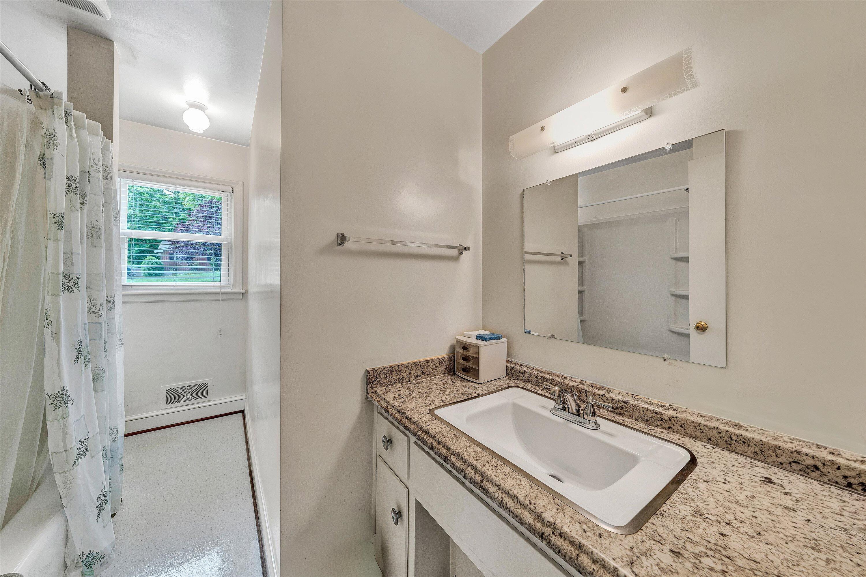 6915 Tinkerdale Road Roanoke, VA 24019 - Photo 7 of 18 10-DSC00424
