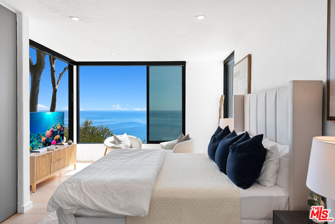 29122 Cliffside Drive Malibu, CA 90265 - Photo 20 of 39 a bedroom with a bed and a large mirror