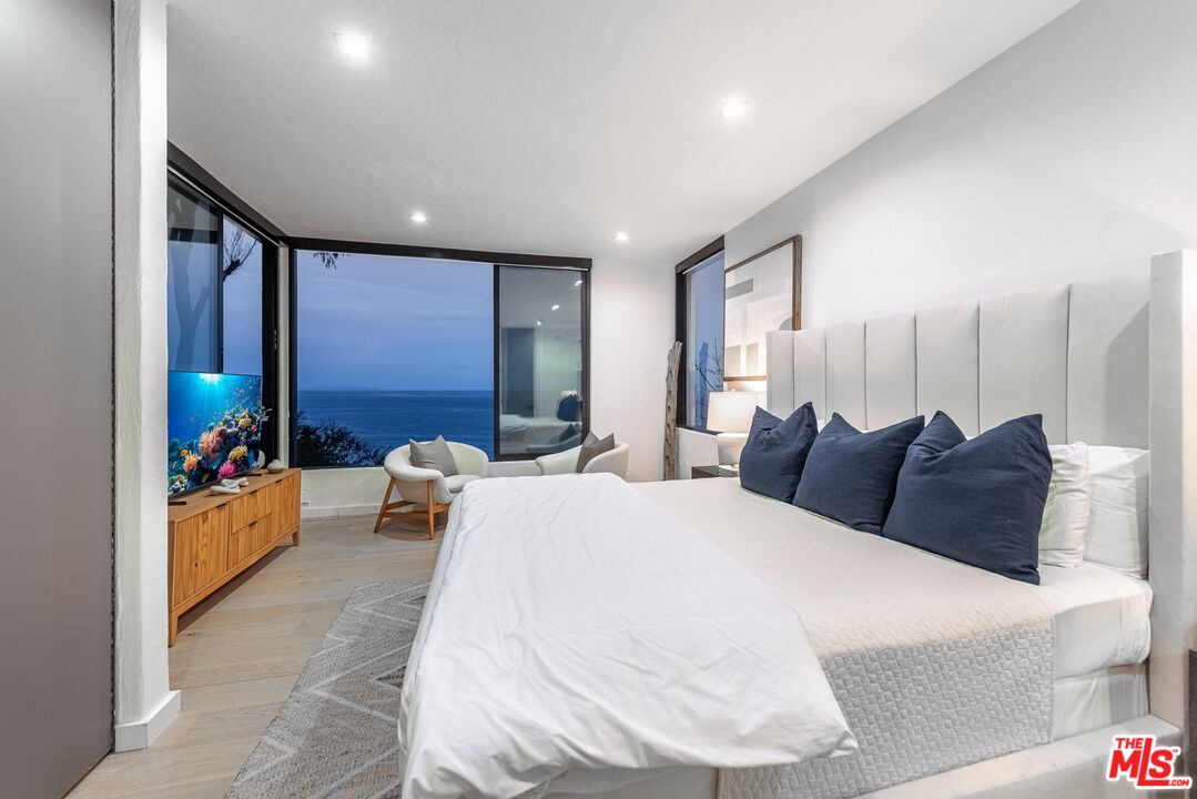 29122 Cliffside Drive Malibu, CA 90265 - Photo 38 of 39 a bed room with bed and a large mirror