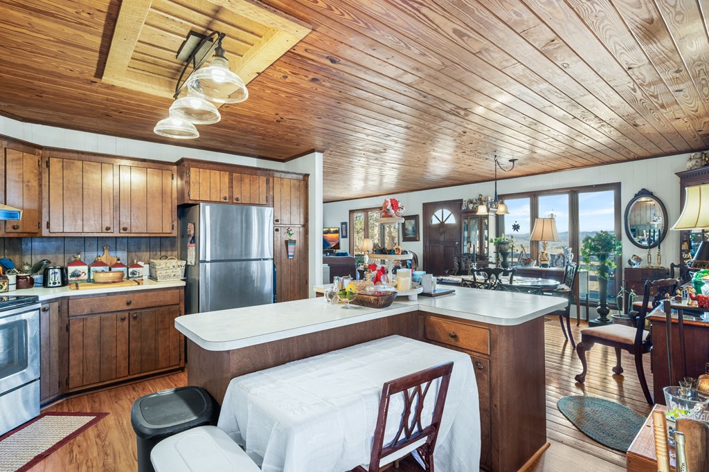 Undisclosed Address Blairsville, GA 30512 - Photo 20 of 52 Kitchen with island bar