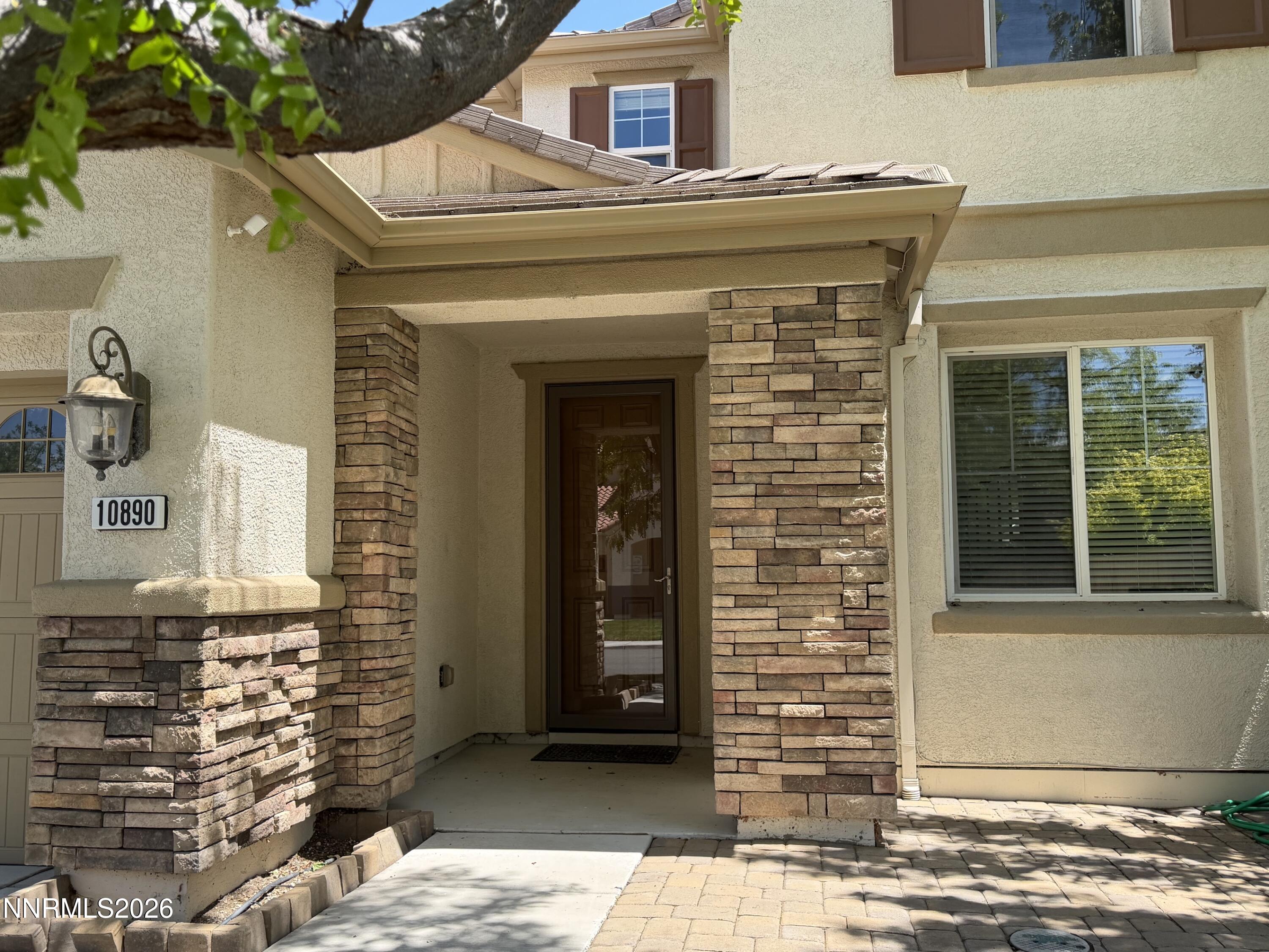 10890 Oakhaven Drive Reno, NV 89521 - Photo 4 of 28 a front view of a house