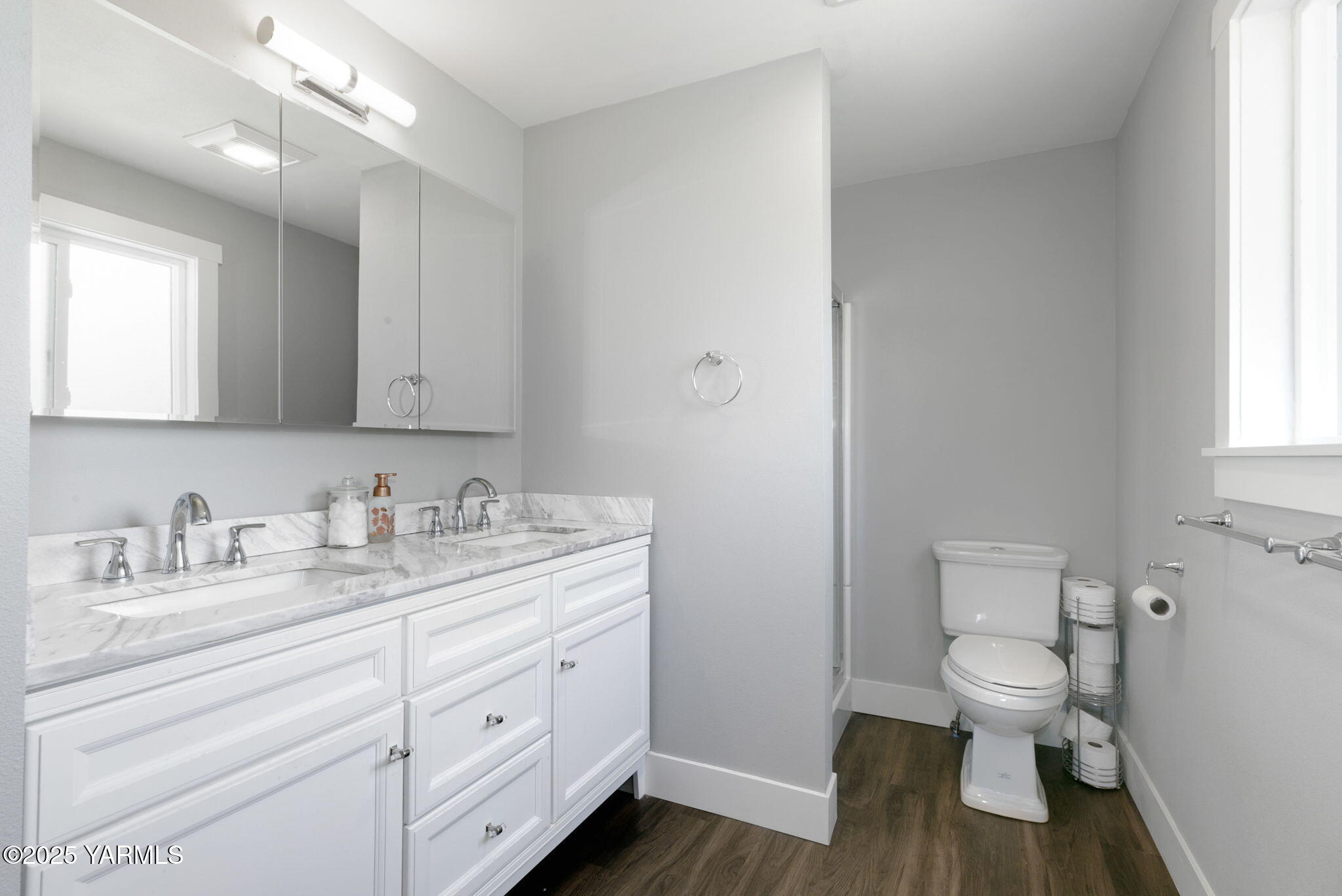 910 Gromore Road Yakima, WA 98908 - Photo 12 of 32 a bathroom with a granite countertop toilet sink and mirror