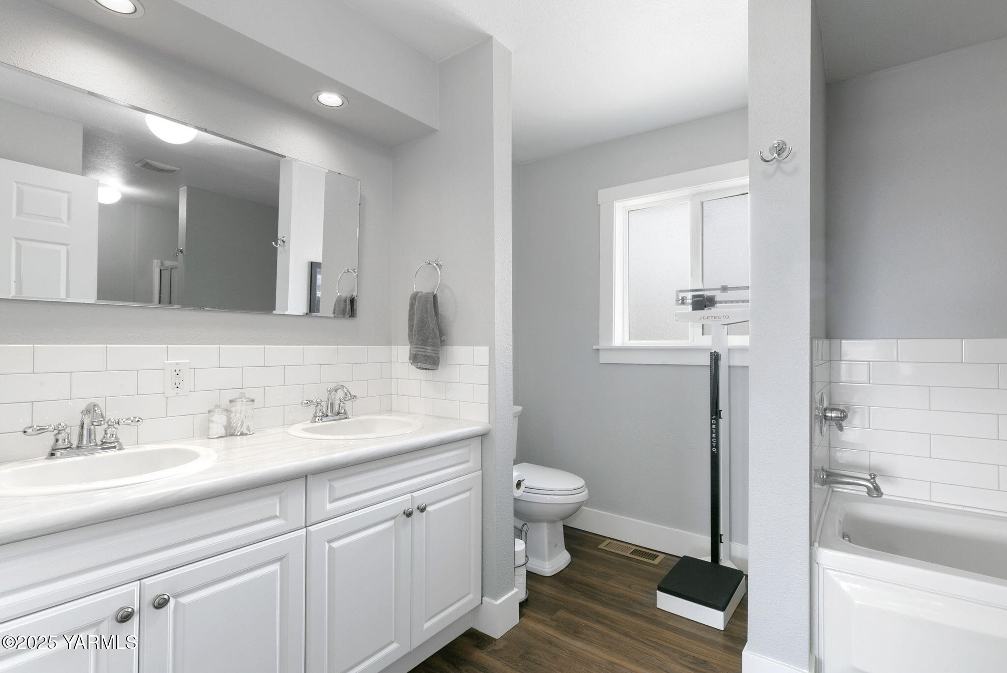 910 Gromore Road Yakima, WA 98908 - Photo 16 of 32 a bathroom with a sink and a mirror