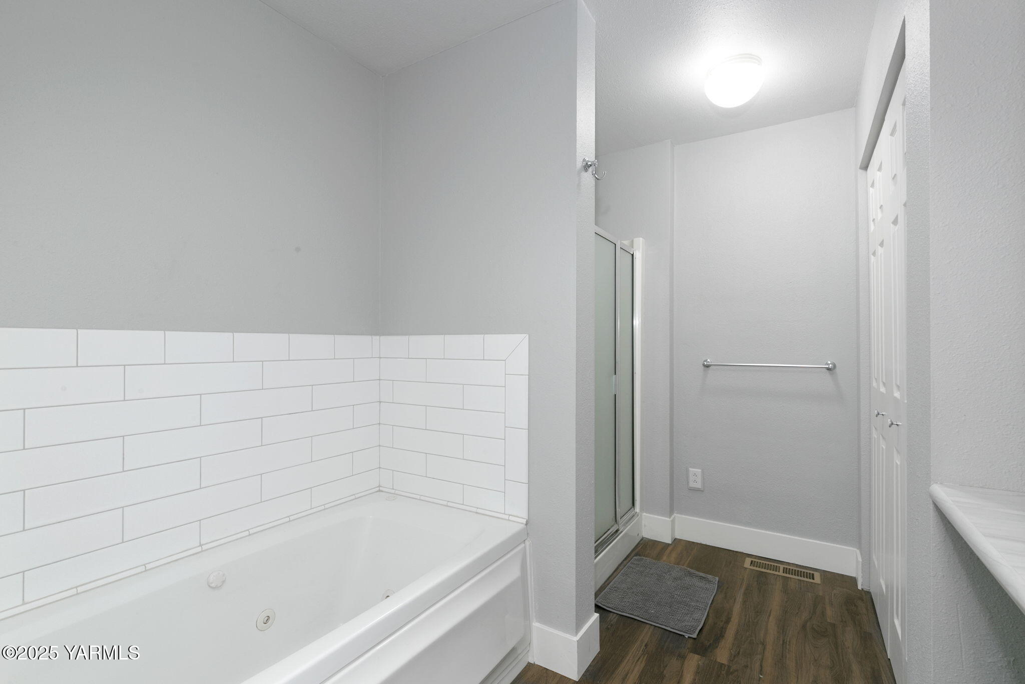 910 Gromore Road Yakima, WA 98908 - Photo 17 of 32 a bathroom with a bathtub