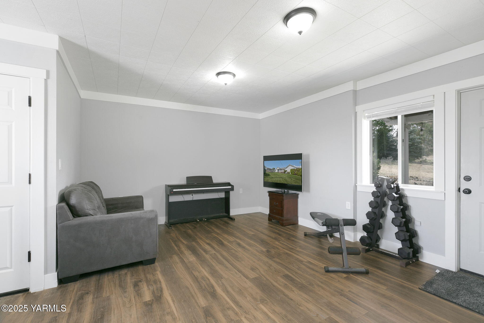 910 Gromore Road Yakima, WA 98908 - Photo 18 of 32 a living room with furniture and wooden floor