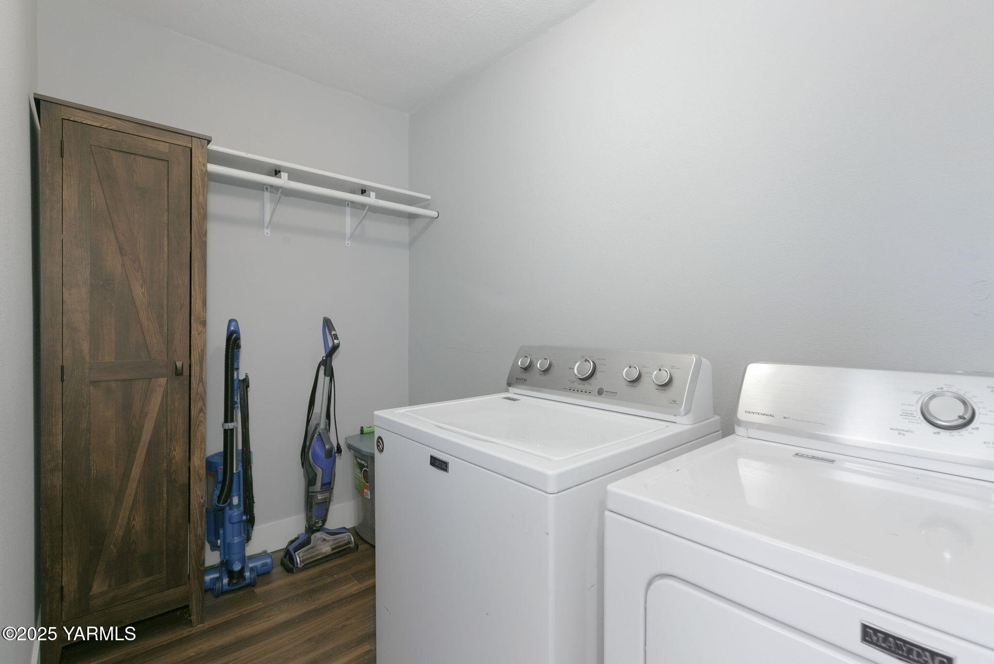 910 Gromore Road Yakima, WA 98908 - Photo 20 of 32 a utility room with dryer and washer