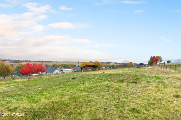 $570,000 | 910 Gromore Road, Yakima, WA 98908