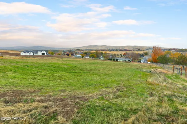 $570,000 | 910 Gromore Road, Yakima, WA 98908