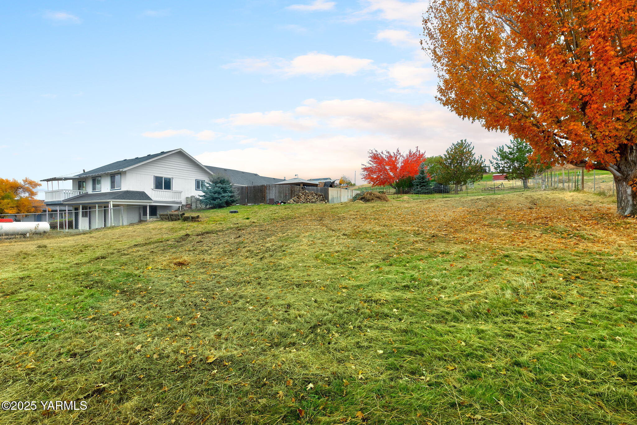910 Gromore Road Yakima, WA 98908 - Photo 30 of 32 a house with huge green field in front of it