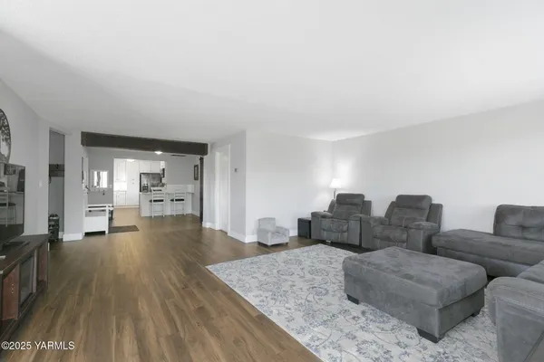 $570,000 | 910 Gromore Road, Yakima, WA 98908