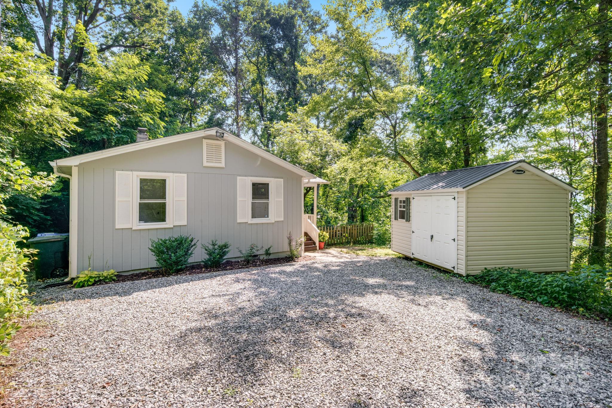 292 Beaucatcher Road Asheville, NC 28805 - Photo 2 of 27 Gallery Image 2