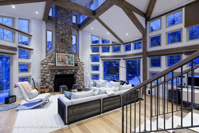 a view of a livingroom with furniture