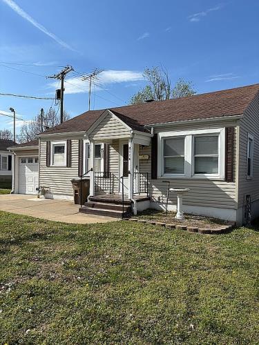 2114 Bloomfield Road Cape Girardeau, MO 63703 - Photo 2 of 12