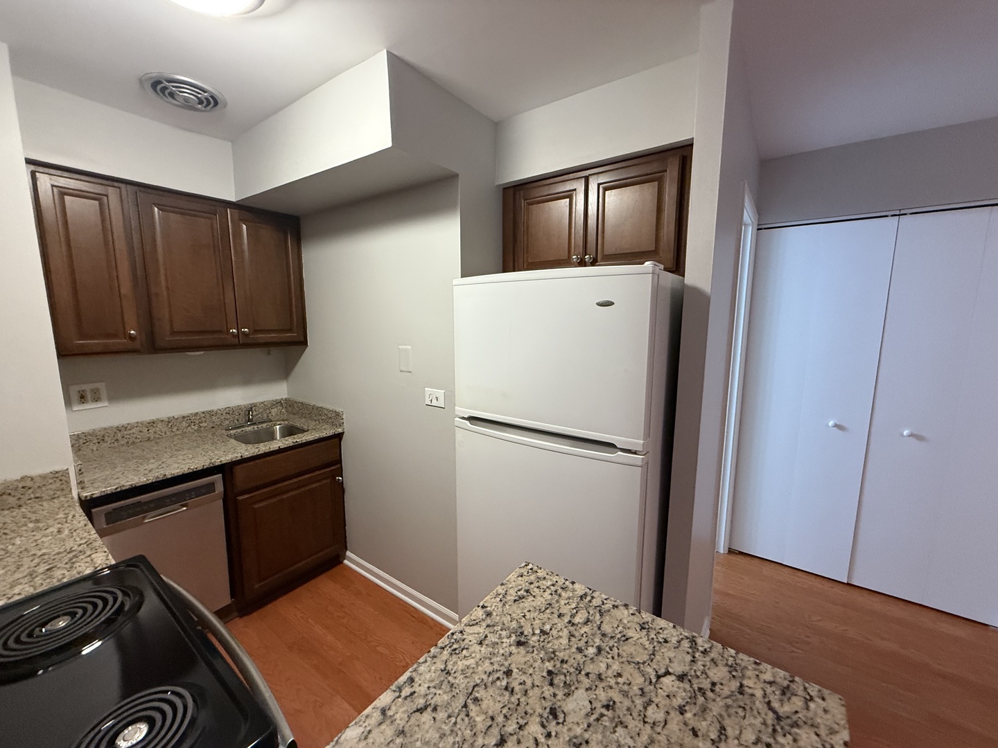 744 West Gordon Terrace, Unit 207 Chicago, IL 60613 - Photo 7 of 10