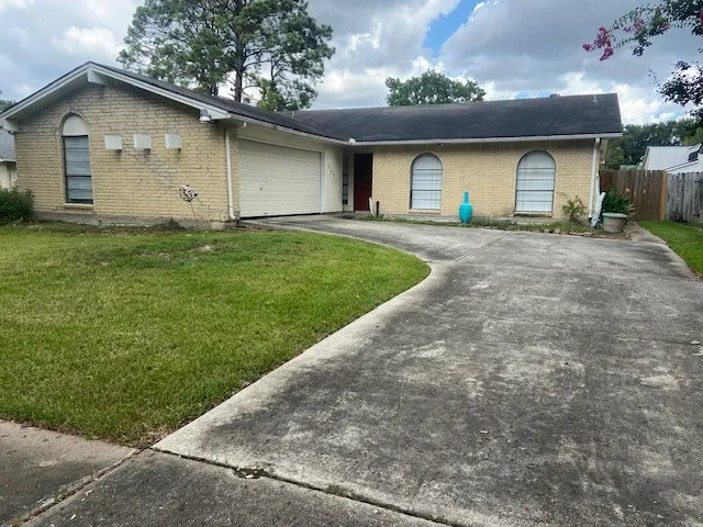 a front view of house with yard
