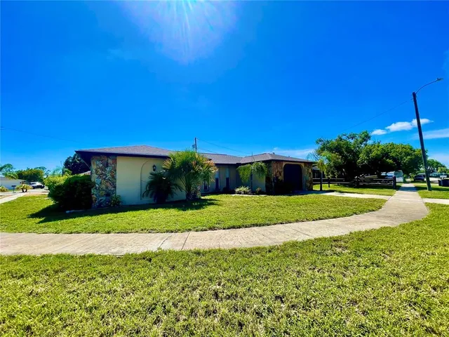 a view of a house with a yard