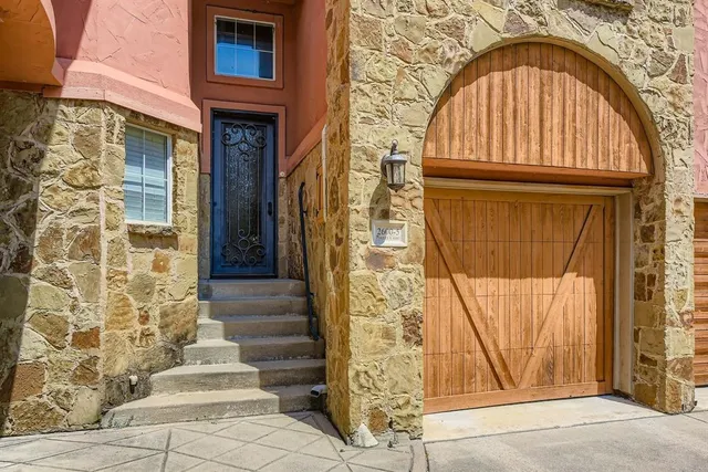 a view of entryway with a front door
