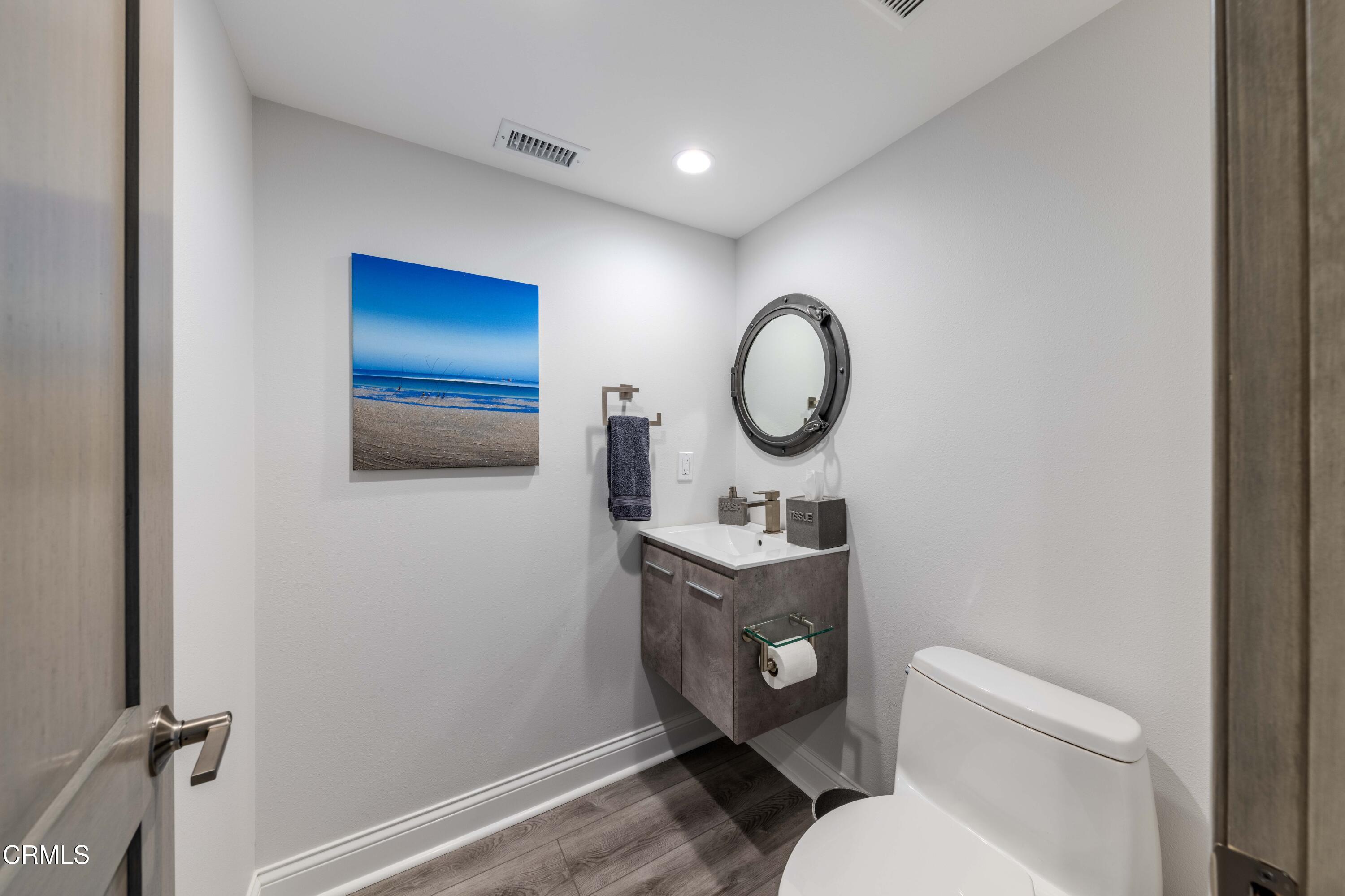 4511 Gateshead Bay Oxnard, CA 93035 - Photo 20 of 36 a bathroom with a toilet a sink and mirror