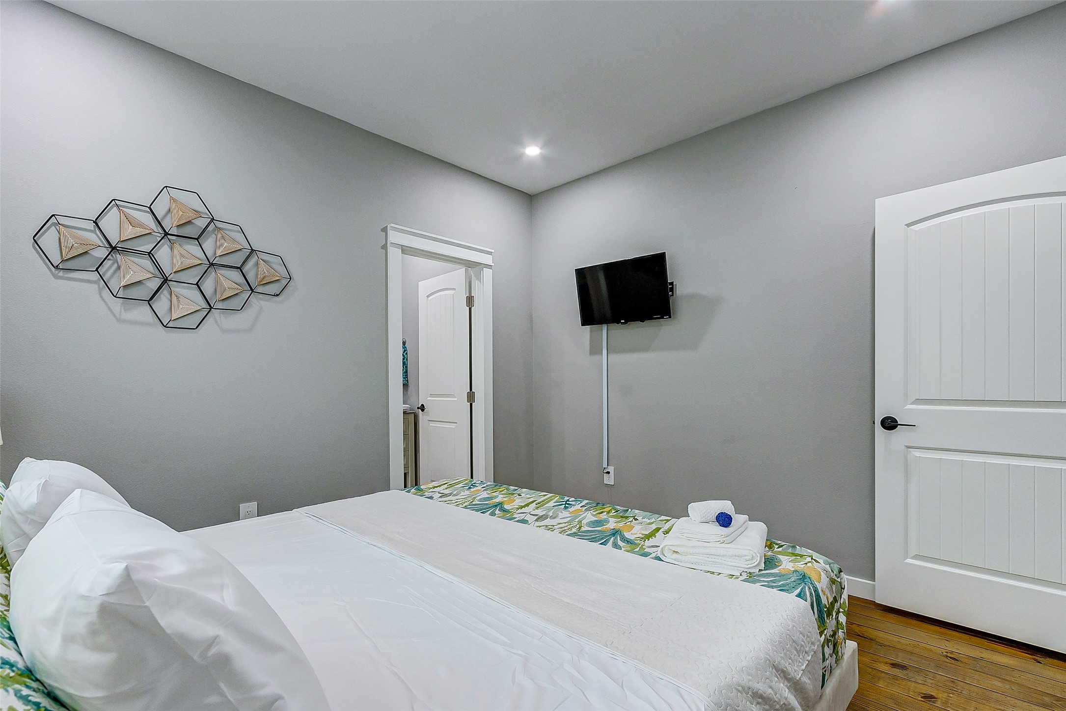 1079 Johnson Road Port Bolivar, TX 77650 - Photo 16 of 35 a bedroom with a bed and a flat screen tv