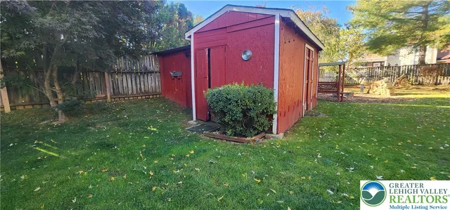 a view of front of a house with a yard