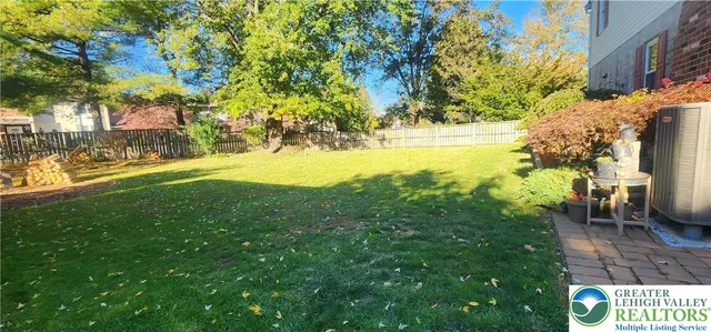 a view of yard with green space