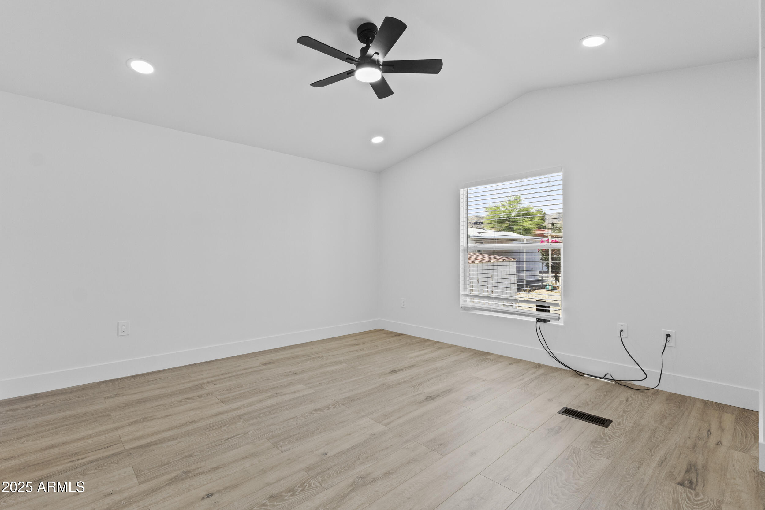1123 West Summerside Road Phoenix, AZ 85041 - Photo 12 of 22 14_img_4460