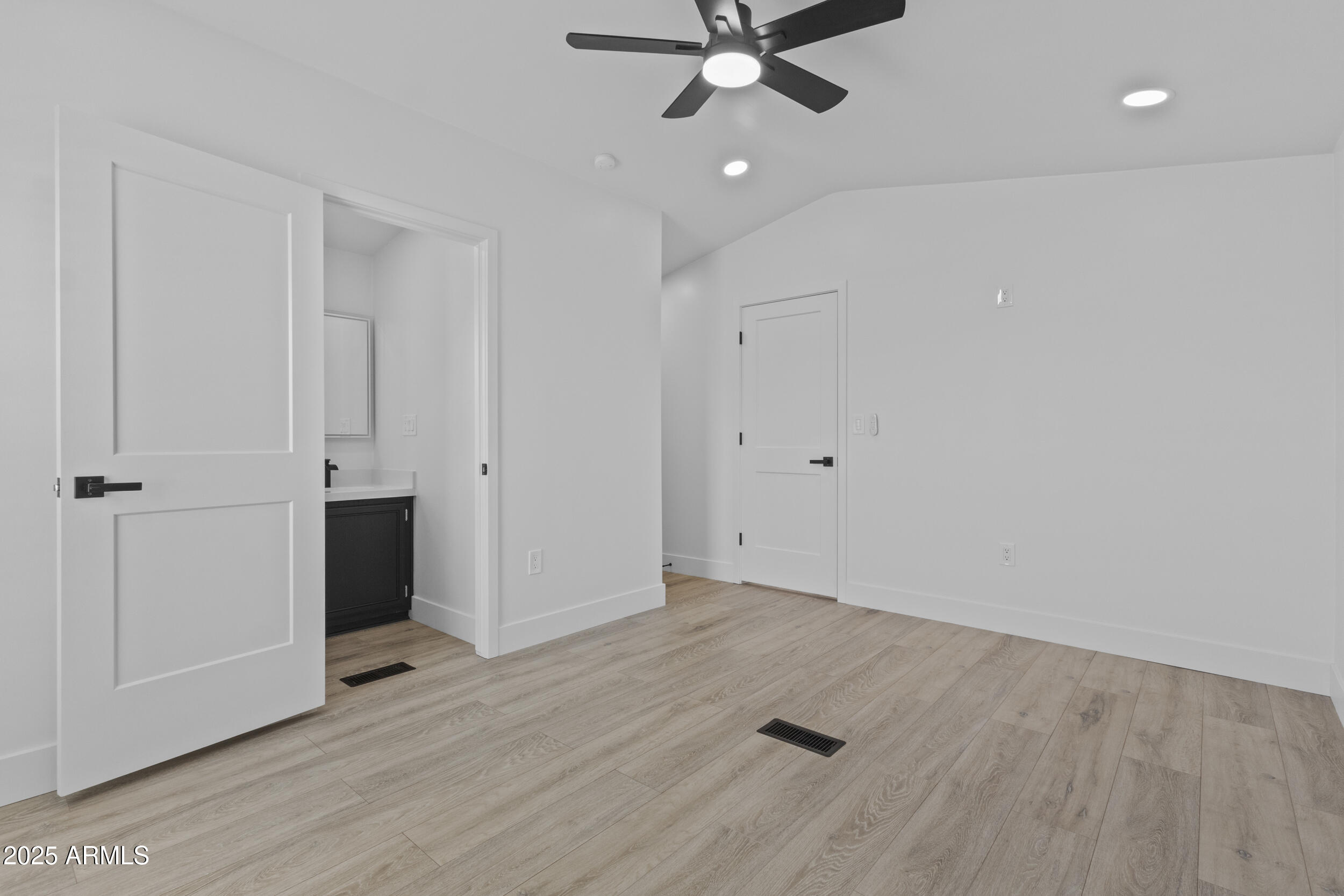 1123 West Summerside Road Phoenix, AZ 85041 - Photo 17 of 22 19_img_4484