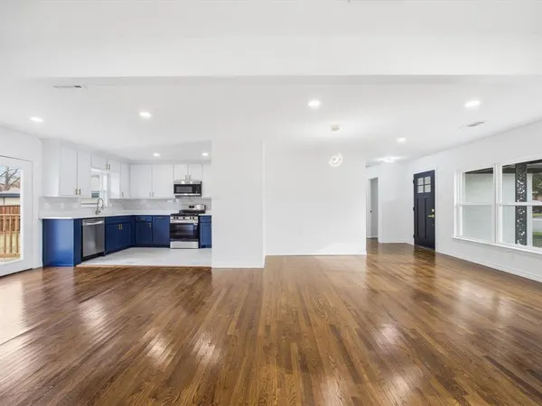 $2,800 | 10209 Casa View Drive, Dallas, TX 75228