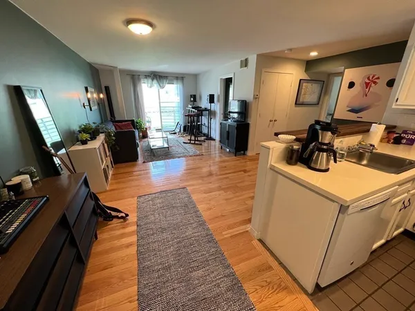 $3,500 | 255 Beacon Street, Unit 4C, Somerville, MA 02143