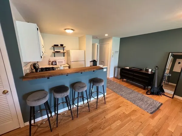 $3,500 | 255 Beacon Street, Unit 4C, Somerville, MA 02143