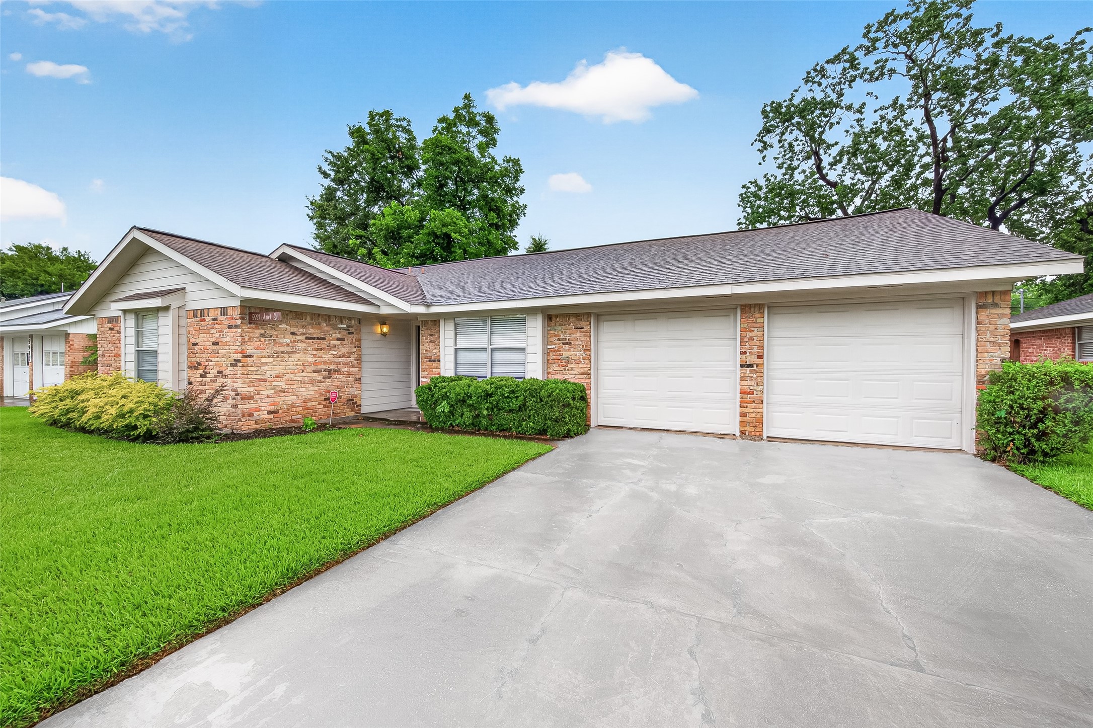 5921 Ariel Street Houston, TX 77074 - Photo 3 of 34
