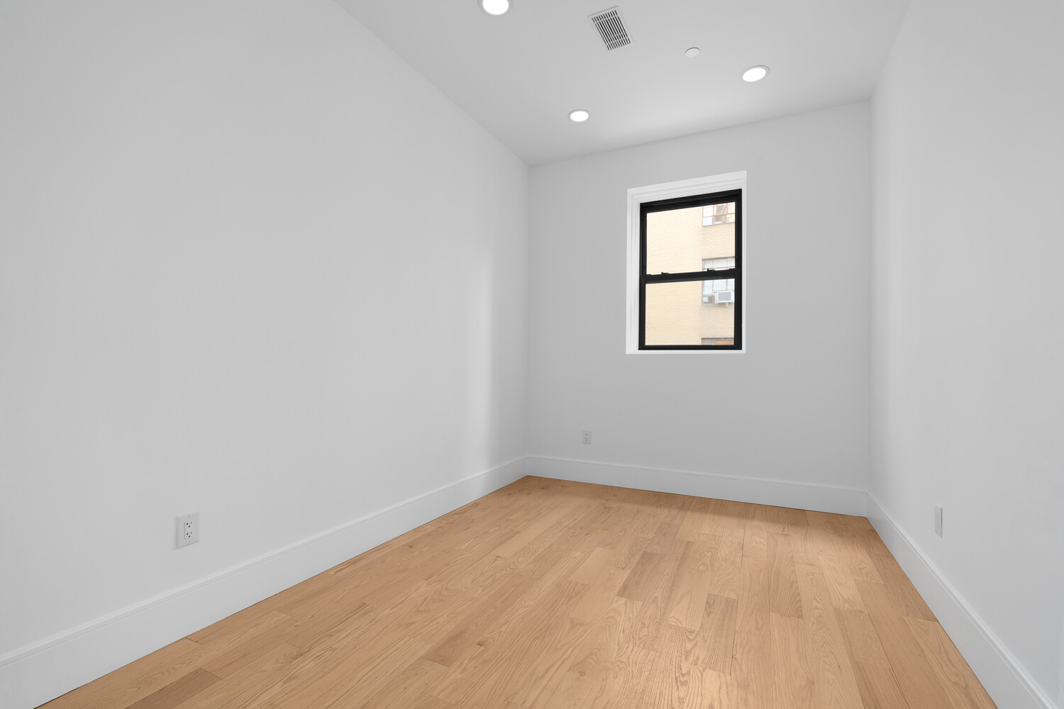 8 West 87th Street, Unit 3R Manhattan, NY 10024 - Photo 3 of 7 an empty room with a window