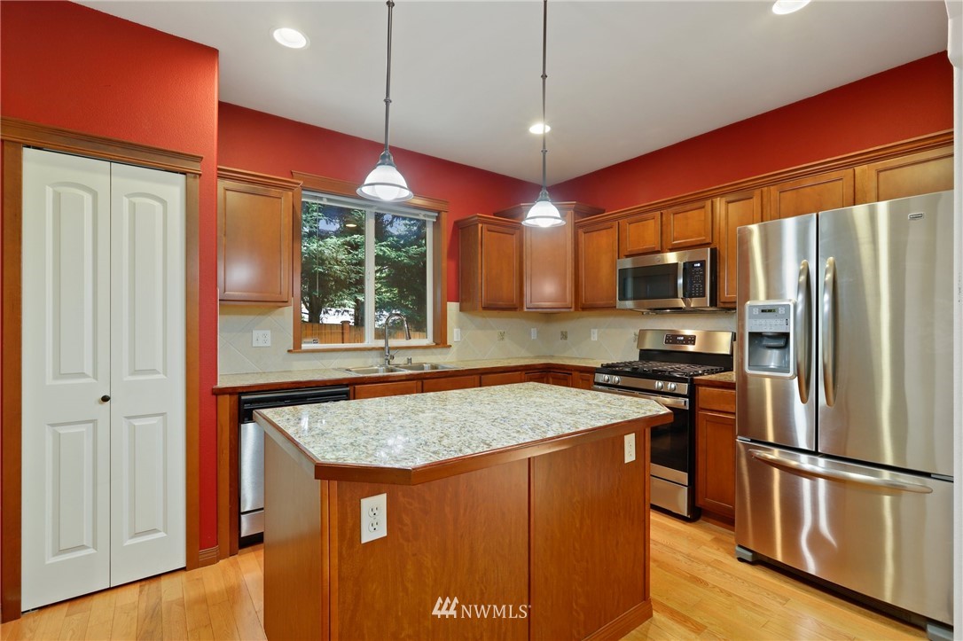 203 161st Place Southeast Bothell, WA 98012 - Photo 8 of 26 Gallery Image 8