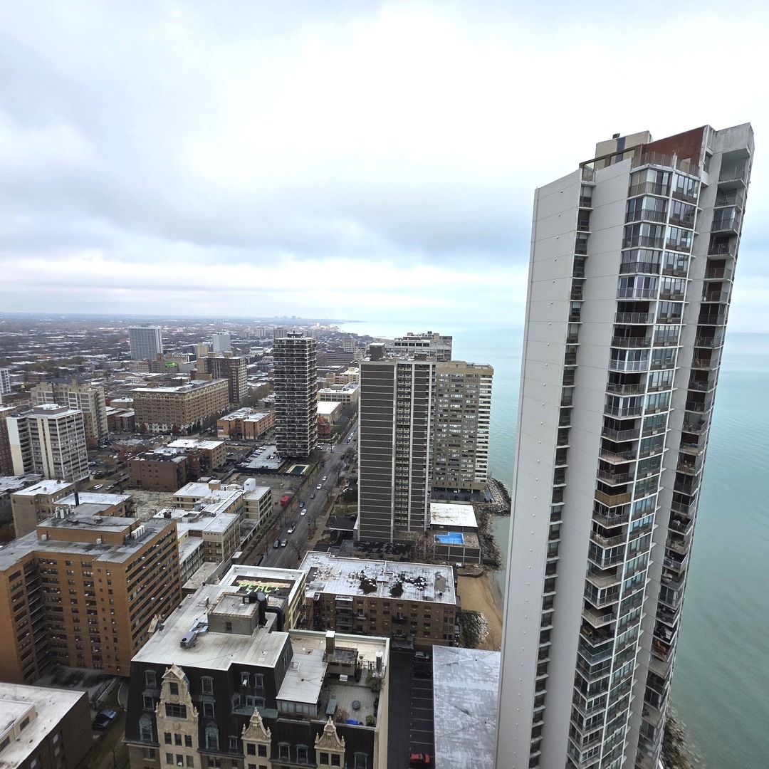 6033 North Sheridan Road, Unit 35F Chicago, IL 60660 - Photo 15 of 26 an aerial view of city