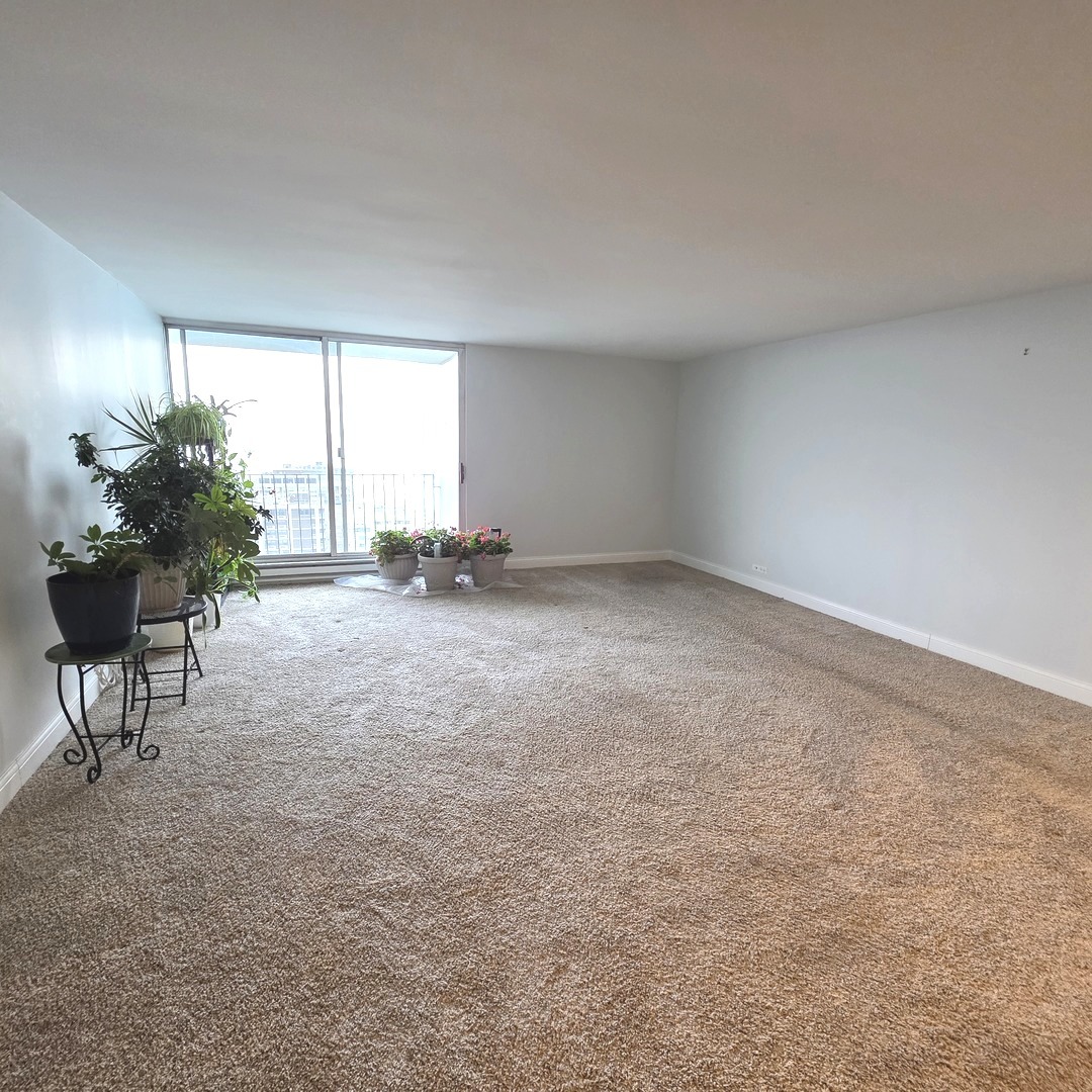 6033 North Sheridan Road, Unit 35F Chicago, IL 60660 - Photo 2 of 26 a view of an empty room with a window