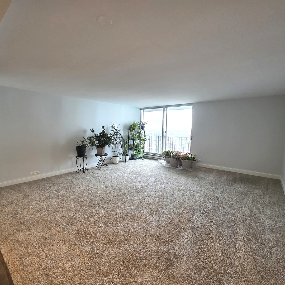 6033 North Sheridan Road, Unit 35F Chicago, IL 60660 - Photo 3 of 26 a view of a room with furniture and a window