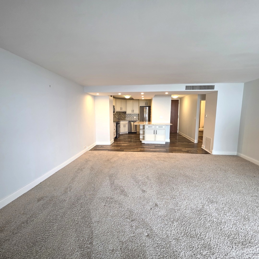 6033 North Sheridan Road, Unit 35F Chicago, IL 60660 - Photo 4 of 26 a big room with closet and a large window