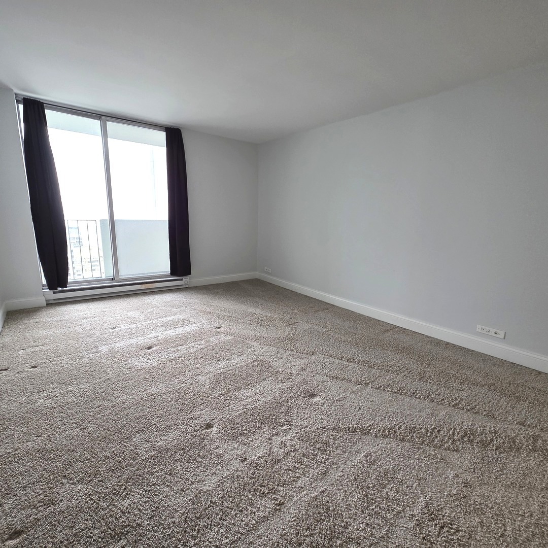 6033 North Sheridan Road, Unit 35F Chicago, IL 60660 - Photo 9 of 26 a view of an empty room with a window