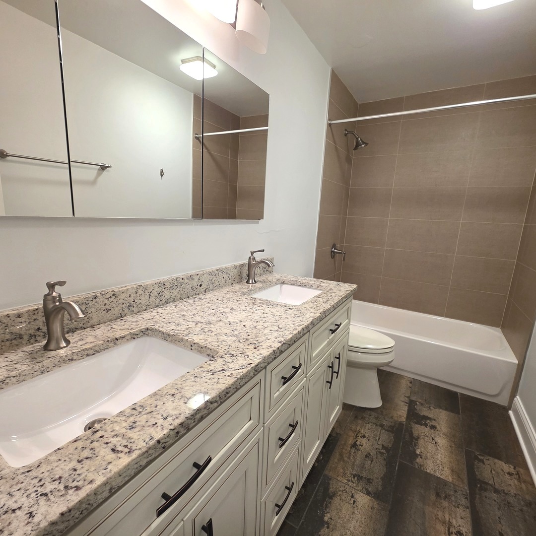 6033 North Sheridan Road, Unit 35F Chicago, IL 60660 - Photo 10 of 26 a bathroom with a granite countertop sink a toilet and bathtub