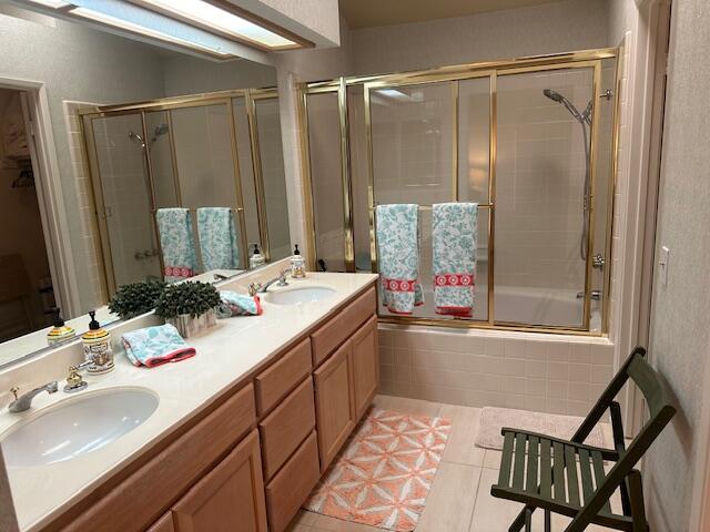 41694 Preston Trail Palm Desert, CA 92211 - Photo 13 of 20 a bathroom with a tub sink and mirror