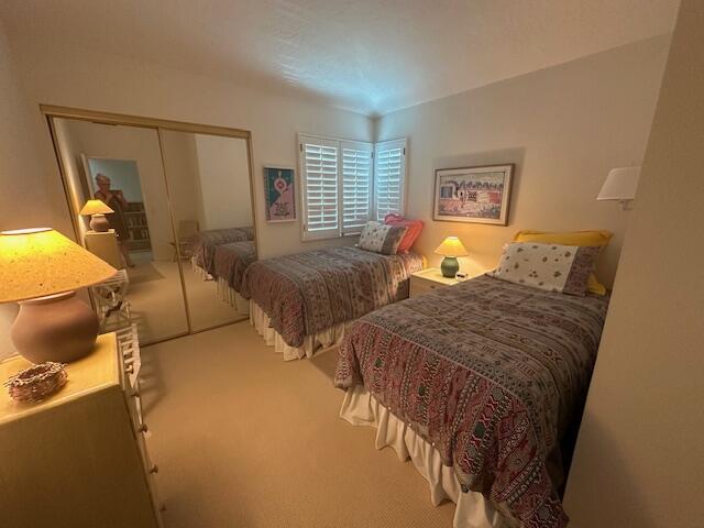 41694 Preston Trail Palm Desert, CA 92211 - Photo 14 of 20 a bedroom with two beds and a lamp