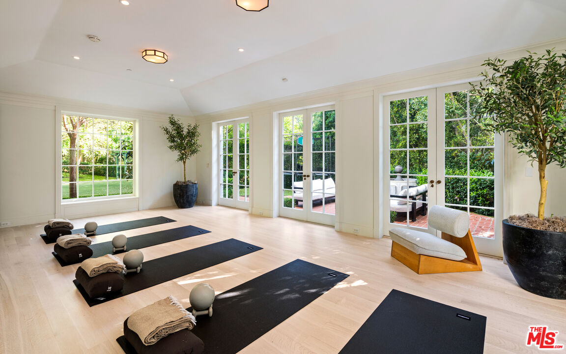 111 North Mapleton Drive Los Angeles, CA 90077 - Photo 25 of 53