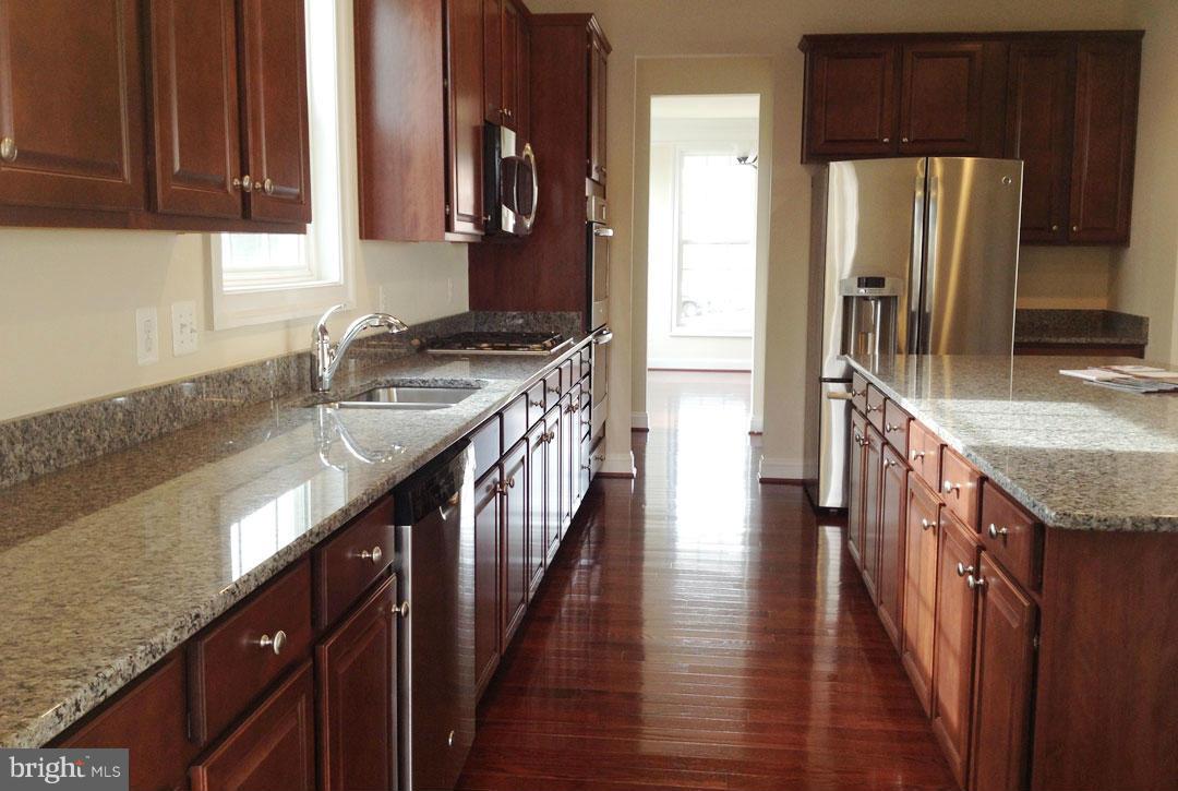 20946 Ashburn Road Ashburn, VA 20147 - Photo 12 of 30 Kitchen