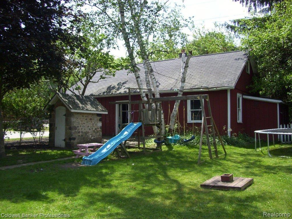 3 North Holcomb Road Clarkston, MI 48346 - Photo 21 of 23 FENCED YARD