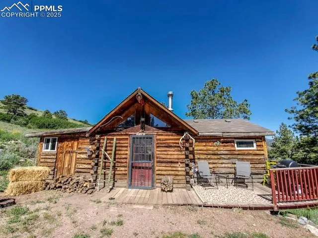 a kitchen that has a lot of cabinets in it