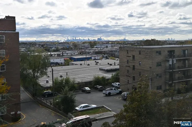 a view of a parking area