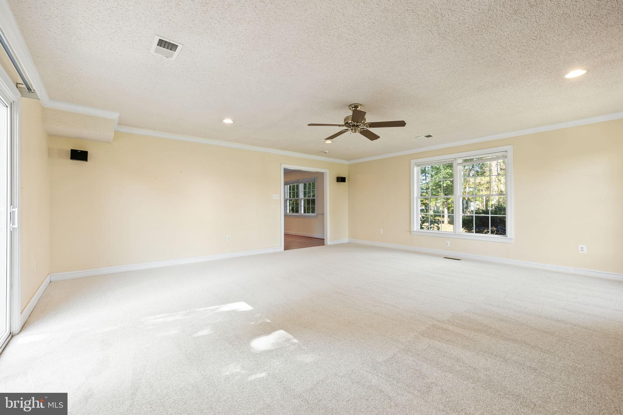 6397 Tazewell Street Warrenton, VA 20187 - Photo 8 of 41 Spacious, sunlit room with serene ambiance.