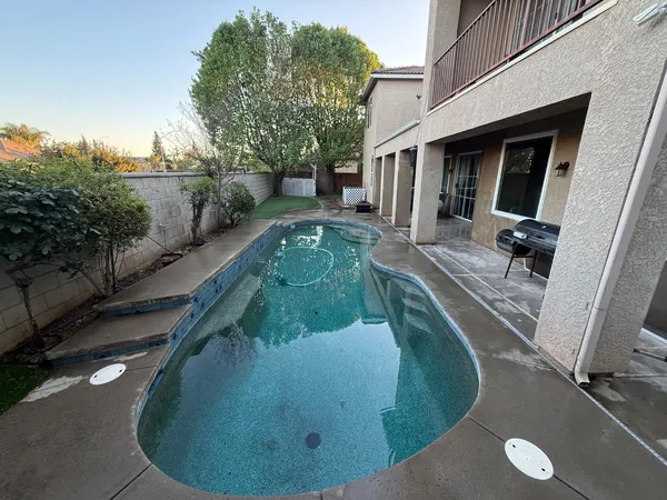 a view of a house with a backyard